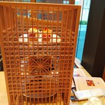 水信フルーツパーラー - こんな風に提供されます。木のカゴは 店内の窓飾りや椅子を手掛けた作家さんの作品だとか。ので バックの窓との親和性もバッチリ。