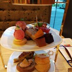 水信フルーツパーラー - 最下段はセイボリー。
      中段は 焼き菓子  果物   パートドフリュイ。