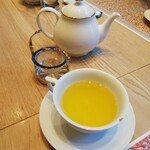 水信フルーツパーラー - お茶はポットサービス×２
      まずはフルーツティーでスタート。