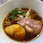 に干し屋 SINCHAN - 鶏脂浮かぶホロホロ鳥の佐々長生醤油らーめん！トリュフ油で味変です！