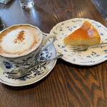 蔵カフェ - カプチーノとチーズケーキ