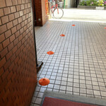 一条流がんこ総本家分家四谷荒木町 - 目印の場所に立って並びます