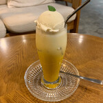 Vegan Cafe PQ's - ターメリックラテ