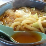 横綱うどん　べんてんや - このうどん美味しいです。店主さんの手打ちなんでしょう。多少の不揃いが好き！噛み応えが良いな。それほど武骨ではないけど剛麺寄りのうどんです。性別でいうと間違いなく男性ですね。女性うどんの典型は稲庭うどん