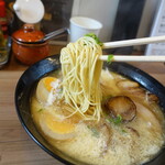 Kiwami Tonkotsu Aodaruma - チャーシュー全部のせ、麺リフト
