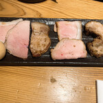 中華蕎麦うゑず - 右から、豚バラの炭火焼き、モモの醬油煮、吊るし焼きリブロース 、低温ロース