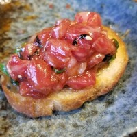 蕃 YORONIKU - (06)ユッケのブルスケッタ
                    バケットを網な上で焼き、ユッケをON!
                    見た目通り濃いめの味付け、生牛肉の魅惑的な旨みが押し寄せます
                    やっぱりコレだね♪