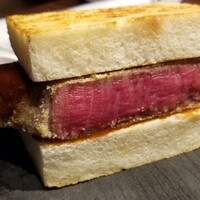 蕃 YORONIKU - (20)シャトーブリアンカツサンド
                      焼き肉網の上でゆっくり焼かれたトースト
                      ブリカツをサンドして頂きます
                      ノーマルのカツより更に良い！