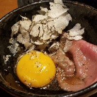 蕃 YORONIKU - (21)ザブトンのすき焼き、夏トリュフ(ブルガリア産)掛け
                    保存方法？それとも産地？、質？
                    OMAKASE特別メニューと謳うなら香りの高いものを出すべきでは？