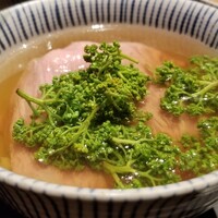 蕃 YORONIKU - (22)シルクロースの茶漬け、花山椒載せ
                    OMAKASE特別メニューのオプションの茶漬け
                    しかも更にオプションの花山椒載せ
                    二重オプション仕様です( *´艸｀)