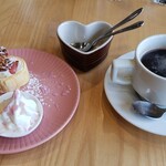 Kafe Ando Kicchin Emu - ピザセットのデザートとコーヒー