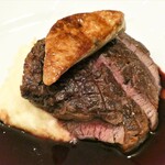 150151140 - 和牛フィレ肉のグリル 赤ワインソース フォアグラ添え