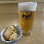 むらかみ食堂  - 生ビール(ｽﾊﾟﾄﾞﾗ)＆サービスの漬物。
            この漬物が美味かった！