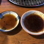 一番館 - タレ。それぞれ、ニンニクとショウガがガッツリ効いてます。分かりやすい。