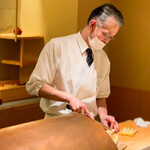 にい留 - ホワイトアスパラを切る