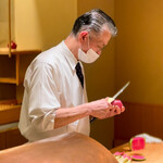 にい留 - 紅芯大根の皮を剥く