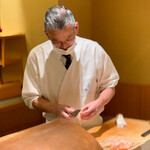 にい留 - 牡丹海老の背腸を取る