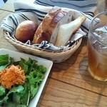 トレトレボン！ - ランチに付くサラダとパン５種類♡