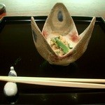 御料理 伊とう - ≪９月≫松茸と春菊の卯の花。菊の花びらが彩を添え、秋を告げています。