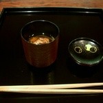 御料理 伊とう - ≪９月≫箸休め。温かいお蕎麦です。焼き松茸が入りです。シンプルな塗りのふたを開けたら良い香り。ふたの内側が可愛い模様でした。(^ー^)　奈良産のお蕎麦は細めでコシがありました。お出汁が美味しい～。