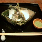 御料理 伊とう - ≪９月≫子持ち鮎の唐揚げ。１０ｃｍ足らずの小さな鮎なのにお腹に子はいっぱい！焼き物の鮎の子のアユとは、産地も大きさも別物。