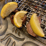 近江焼肉レストランすだく - 焼きレモンと牛タン♡合うね〜♡