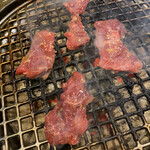 oumiyakinikuresutoransudaku - 旨ロースを焼きますよ。少しずつ焼かないと相方さんに睨まれる( ≖_≖)