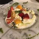 横浜チーズカフェ - とちおとめとデコポンのストラッチャチーズ　カプレーゼ