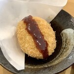 森のハンバーグ工房 ゆみさんち - 【ハンバーグランチ 900円(税込)】新商品のベーコンコロッケ(冷凍品のテイクアウトも可/6個入で200円)