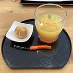 森のハンバーグ工房 ゆみさんち - 【日替わりランチ 600円(税込)】食後のドリンク(オレジュー)とデザート