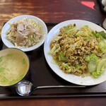 中国四川料理 天府仙臺 - 2021年4月。ランチのカレー炒飯とゆで鶏と春キャベツのサラダ。スープ付き。750円を＋100円で大盛りに。