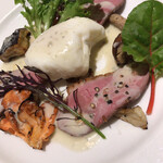 マッシュルーム - マグレ鴨の軽い燻製とローストしたキノコのサラダ 山形紅花卵のポーチドエッグ添え ゴルゴンゾーラソース