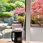 酒楽亭 空庵 - 滝の流れる美しき日本庭園。
      