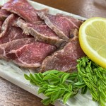 かぶさ食堂 - 石垣牛のタタキ モリンガの若芽添え