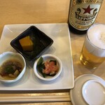 きく鮨 - お通し：３００円（１０％税別）、サッポロラガービール中瓶：６３０円（１０％税別）