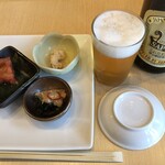 きく鮨 - お通し：３００円（１０％税別）、サッポロラガービール：中瓶６３０円（１０％税別）