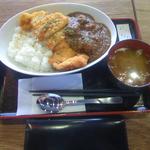 串かつ でんがな - ジャンボチキンカツカレー大盛り（830円）。