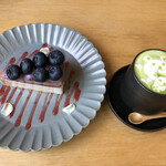150181520 - 浜松ブルーベリーのレアチーズケーキ
                      抹茶ラテ