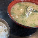 まるさん松本 - 定食のお味噌汁とご飯。お味噌汁はいつもいろんな魚の不要な部分が入っていて魚のダシがよく出ていて美味。今回はなんとハモの頭が入ってました！