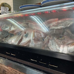まるさん松本 - 朝から冷蔵庫いっぱいにいろんな魚が入ってます。
