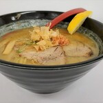 札幌鮭ラーメン麺匠 赤松 - 斜めから