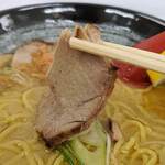 札幌鮭ラーメン麺匠 赤松 - チャーシューリフト