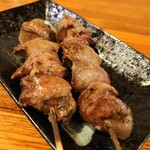 炭火焼鳥 まんまる - 白レバー（レア）２本頼みました。