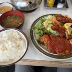 ハイライト食堂 - カラチキ定食（750円税込）は唐揚げとチキンカツをどちらも食べたい方に。