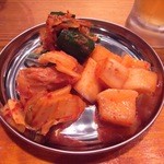 炭火ホルモンあちゃこ - キムチ盛合せ