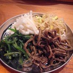 炭火ホルモンあちゃこ - ナムル盛合せ