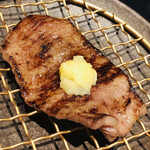 西麻布 焼肉 X - 但馬牛のタンモト。トッピングは自家製のレモン塩です