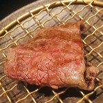 西麻布 焼肉 X - カタ三角です。葉唐辛子味噌が落ちないように二つ折りに。薬味が変化するので飽きることが有りません