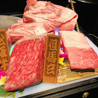 西麻布 焼肉 X - 但馬牛です。手前の左がカタ三角。別名クリ。奥はハラミです