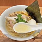 ラーメンWalkerキッチン - 鶏の出汁に白醤油を合わせ、鮭節と阿波尾鶏の鶏油を加えたスープ